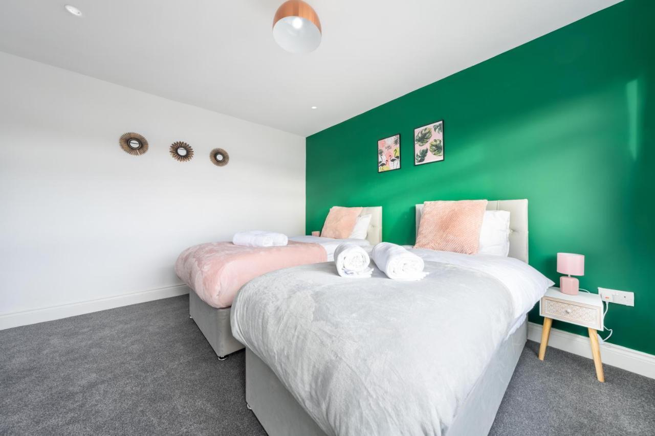 Contractor Accommodation Near Heathrow, Windsor Minutes From M4 Слау Екстериор снимка